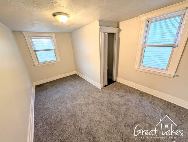 Building Photo - $200 OFF FIRST MONTH'S RENT - Lovely 3 Bed...