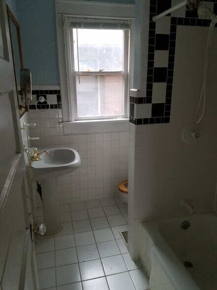 bathroom - 2535 Summit Street