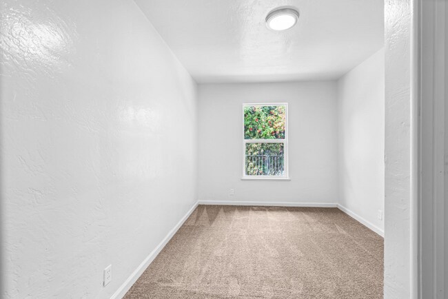 Building Photo - Newly Updated Oakland 3-Bed: Off-Street Pa...