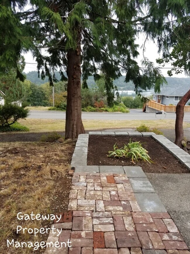 Building Photo - 3 Bedroom in town with a view!