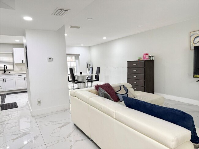Building Photo - 5118 Tennis Ct Cir