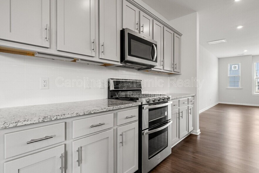 Building Photo - 6985 Waterstone Dr
