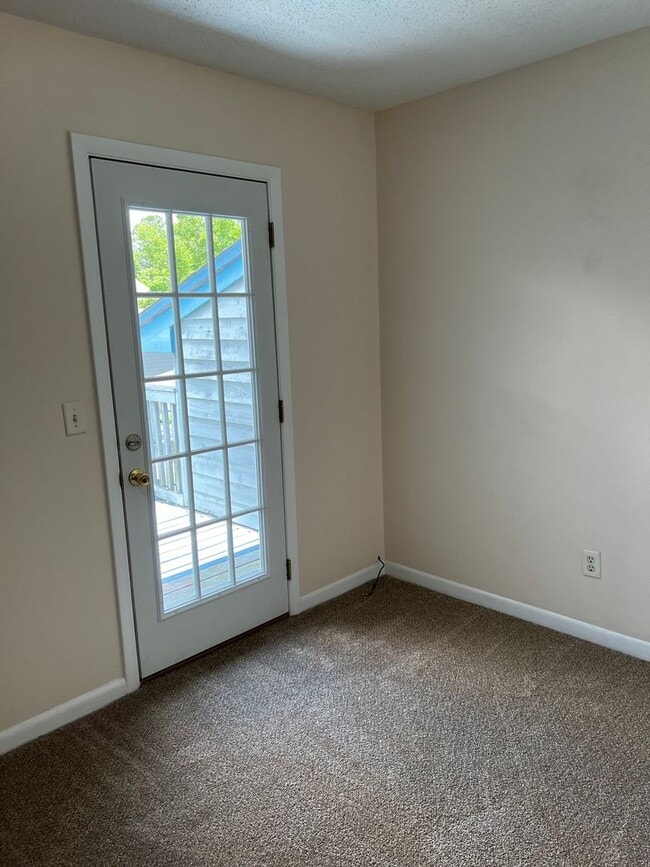 Building Photo - POOL-VIEW/ ACCESS - 2 Bedroom 1.5 Bath Tow...