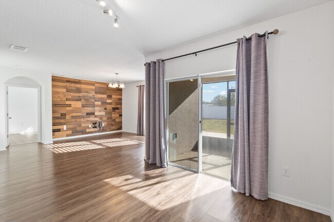 Building Photo - 4/2 Energy Efficient Home in St. Cloud w/ Fenced Back Yard