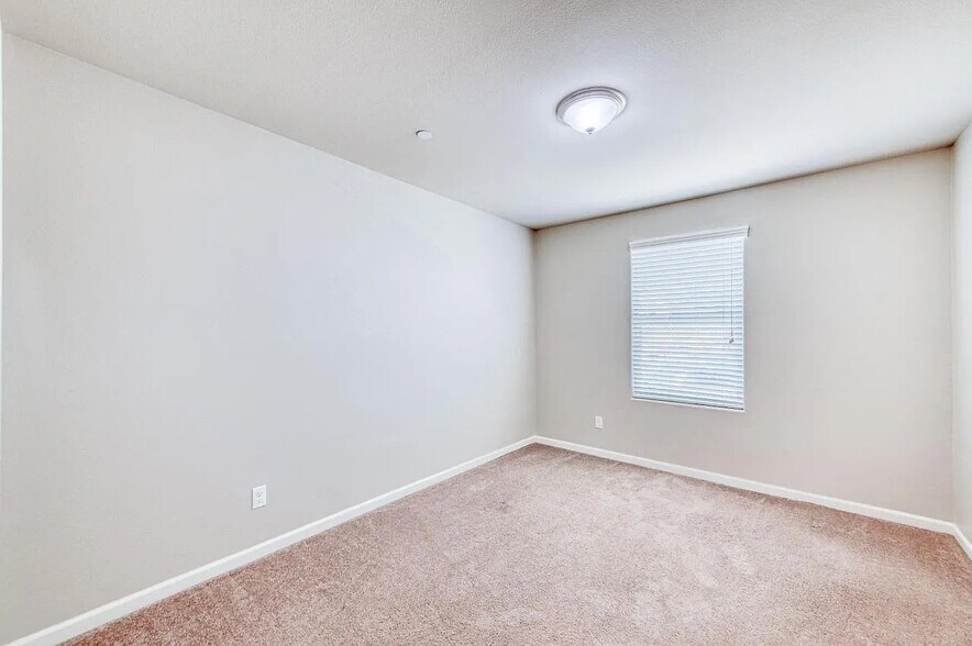 Building Photo - 1304 Royalty Way