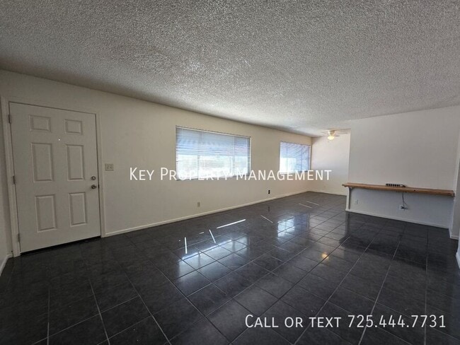 Building Photo - 2 Bedroom 1 Bath Condo Near Cheyenne and R...