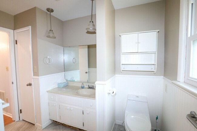 Building Photo - Charming 2-Bedroom Home with Spacious Yard & Sunroom – $1,600/Month