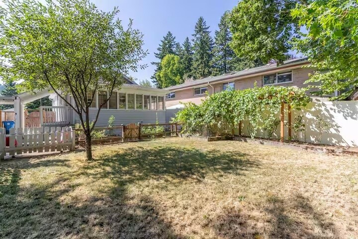 Building Photo - 1428 NE Adams St