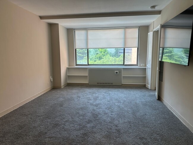 Building Photo - Rosslyn Studio | All Utilities Included | 1.5 Blocks to Metro