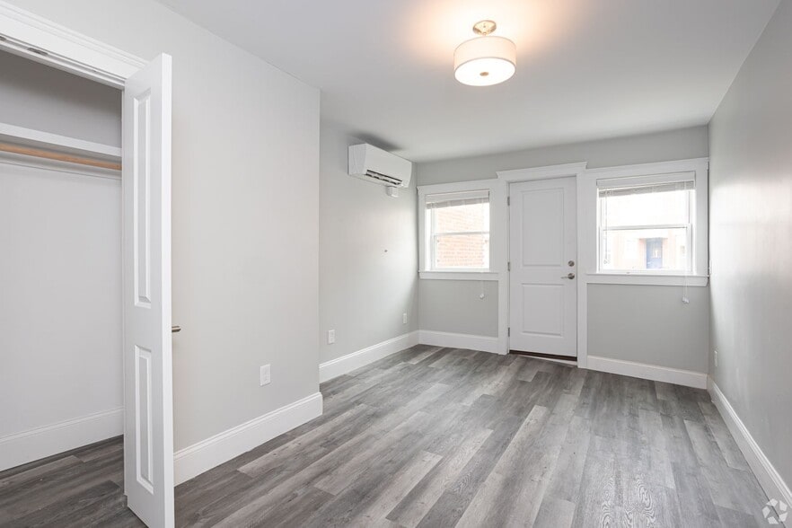 Building Photo - 108 Meridian St