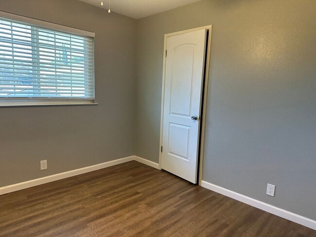 Building Photo - Charming Home with Open Floor Plan in West Redding