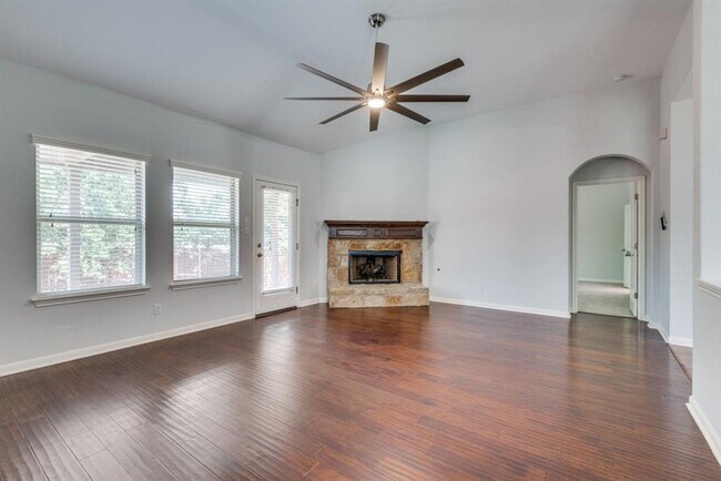 Building Photo - 628 Bottle Brush Dr