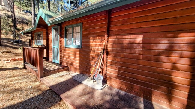 Building Photo - Delightful Log Home in the Trees - 2 Bed 1 Bath