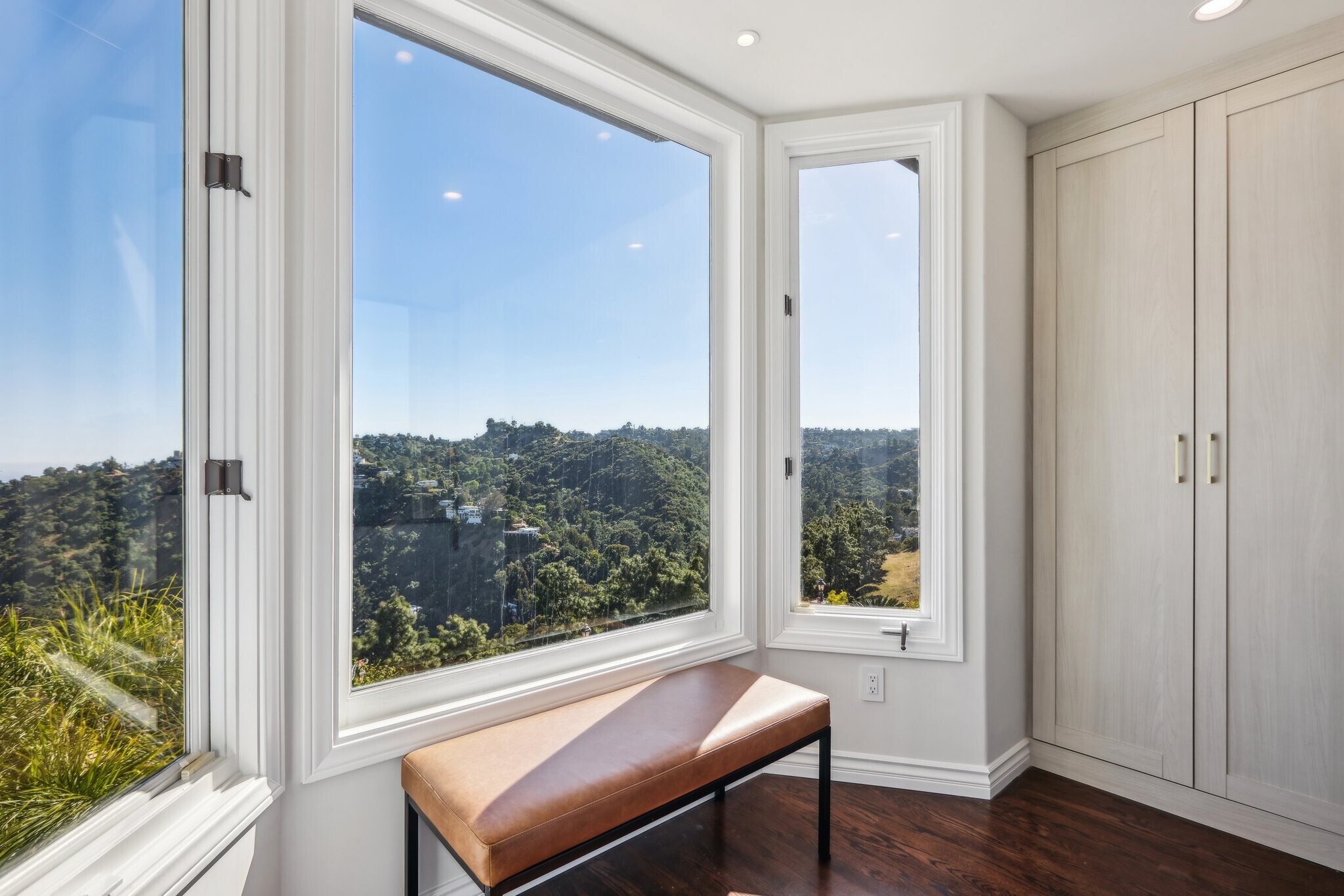 Building Photo - 2411 Mount Olympus Dr