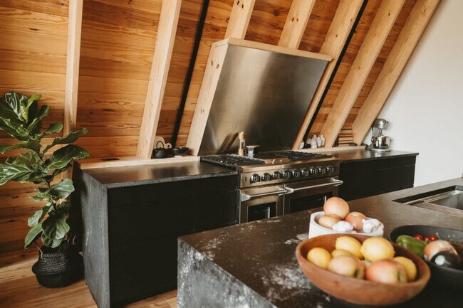 Building Photo - 503 NW D St