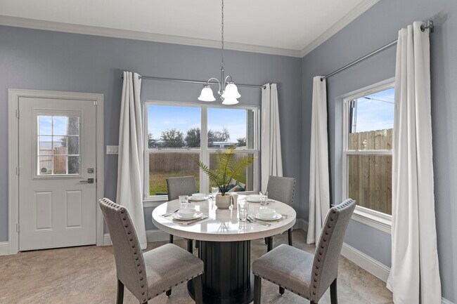 Building Photo - 2209 Silverbonnet St