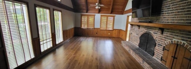 Building Photo - Home on Corner lot in Wood Valley