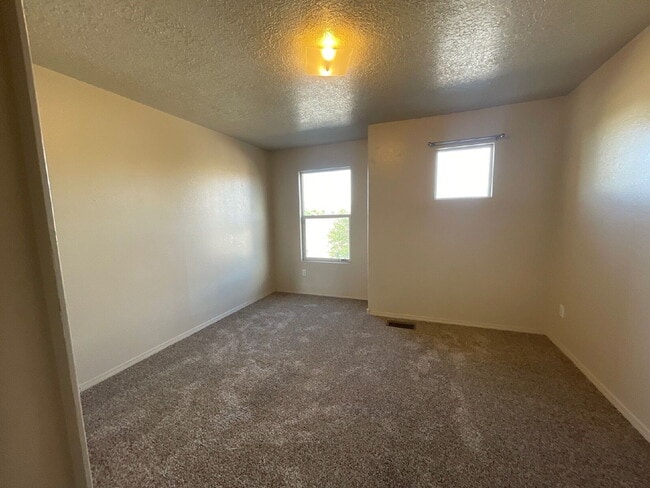 Building Photo - Two story 3 bedroom!