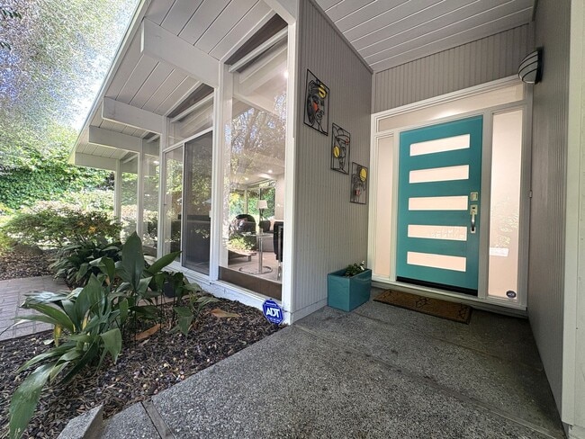 Building Photo - Eichler-Style Gem in Desirable Triple El N...