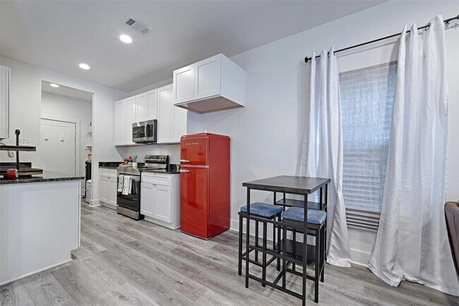 Building Photo - 2825 Farragut St