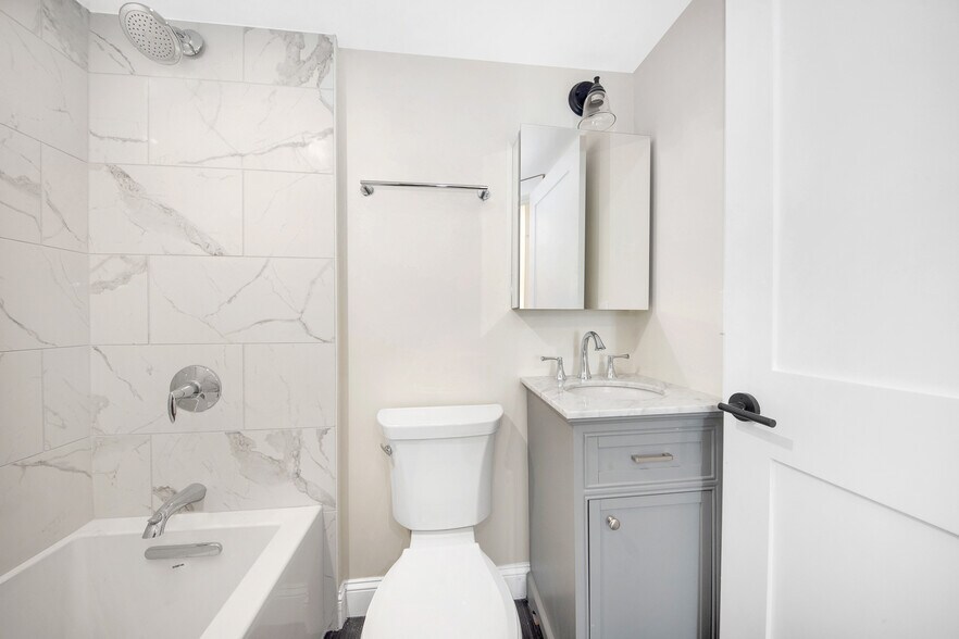 Building Photo - 105 School St