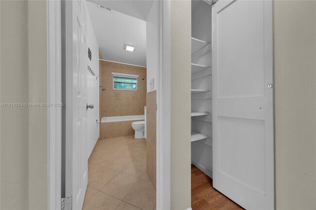 Building Photo - 307 SW 11th Ct