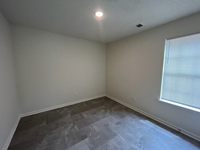 Building Photo - Renovated 3 Bedroom 2 Bath Home for Rent f...