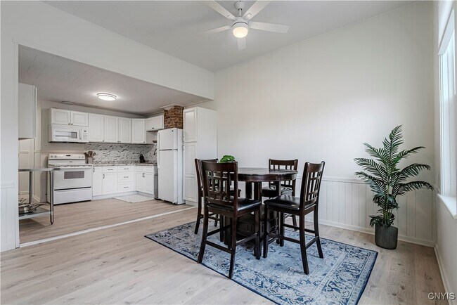 Building Photo - 16 College St