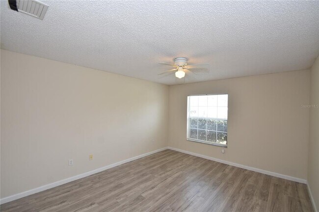 Building Photo - 15 White Deer Ln