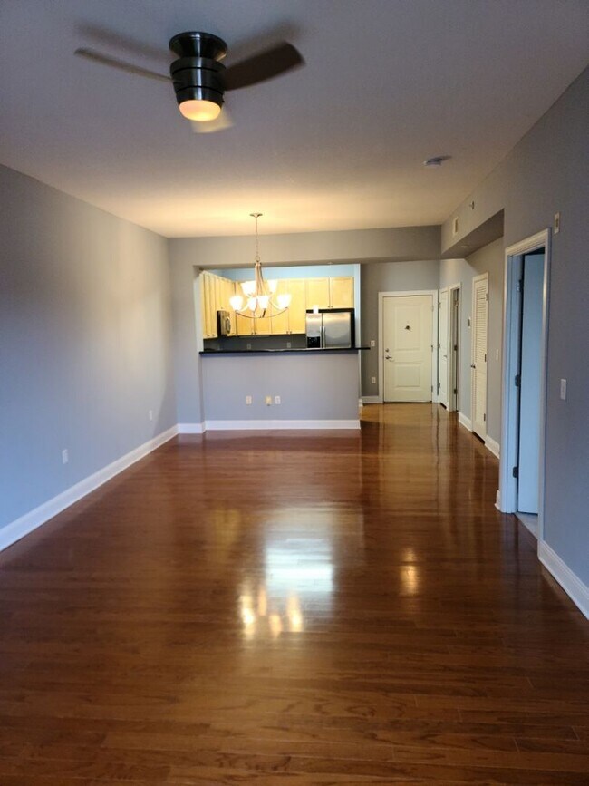 Building Photo - Gorgeous 1 bedroom, 1 bathroom condo in Mo...
