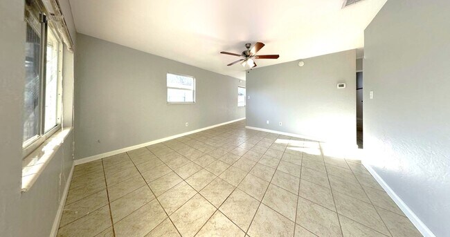 Building Photo - 5566 Kelly Dr N