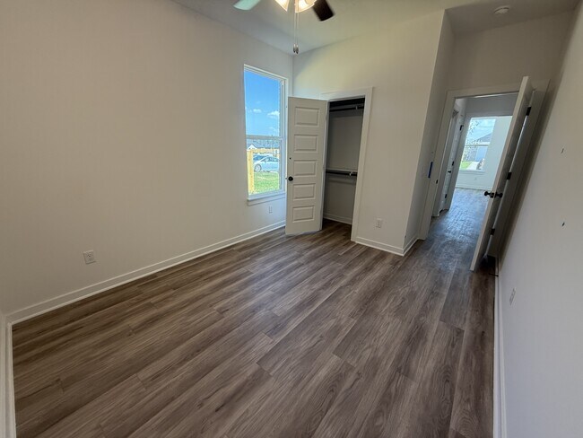 Building Photo - 416 Gosling Is