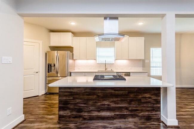 Building Photo - 110 Amundsen St