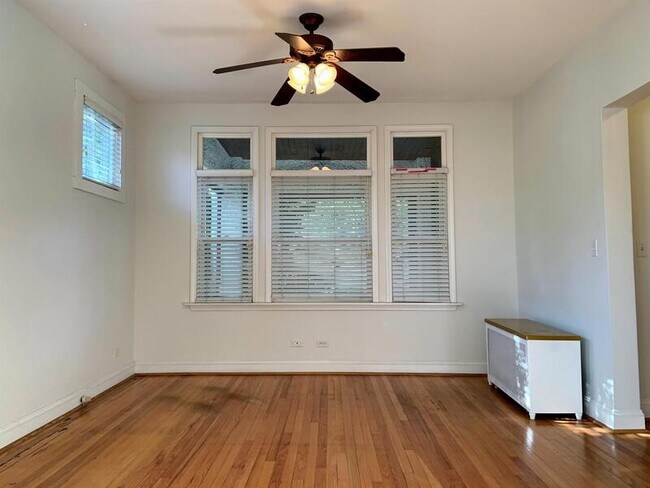 Building Photo - 5825 N Rogers Ave