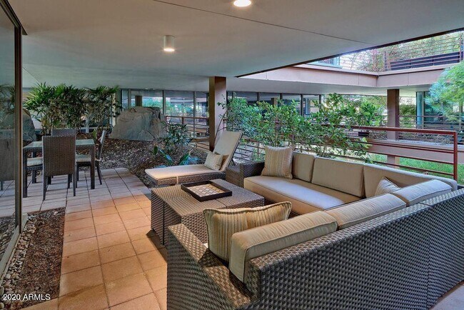 Building Photo - 7117 E Rancho Vista Dr