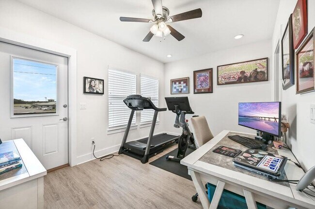 Building Photo - 995 Airport Rd