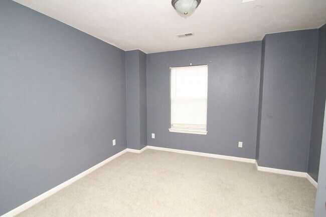 Building Photo - Townhome in sought after Coventry.
