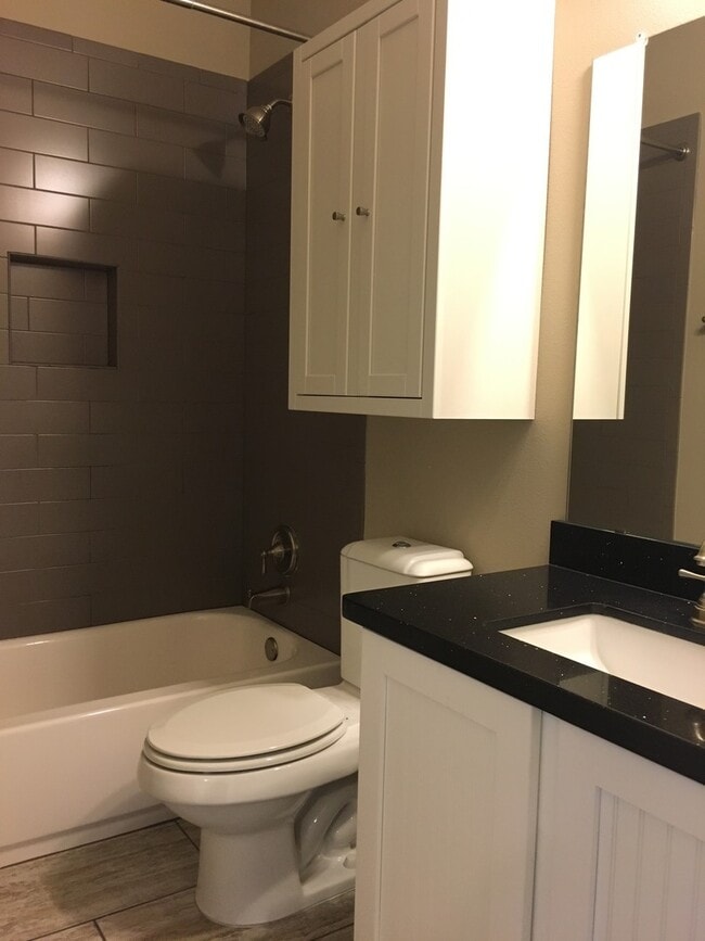 Building Photo - BEAUTIFUL TOWNHOUSE IN CRESTVIEW