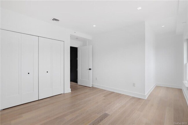 Building Photo - 100 Pondfield Rd