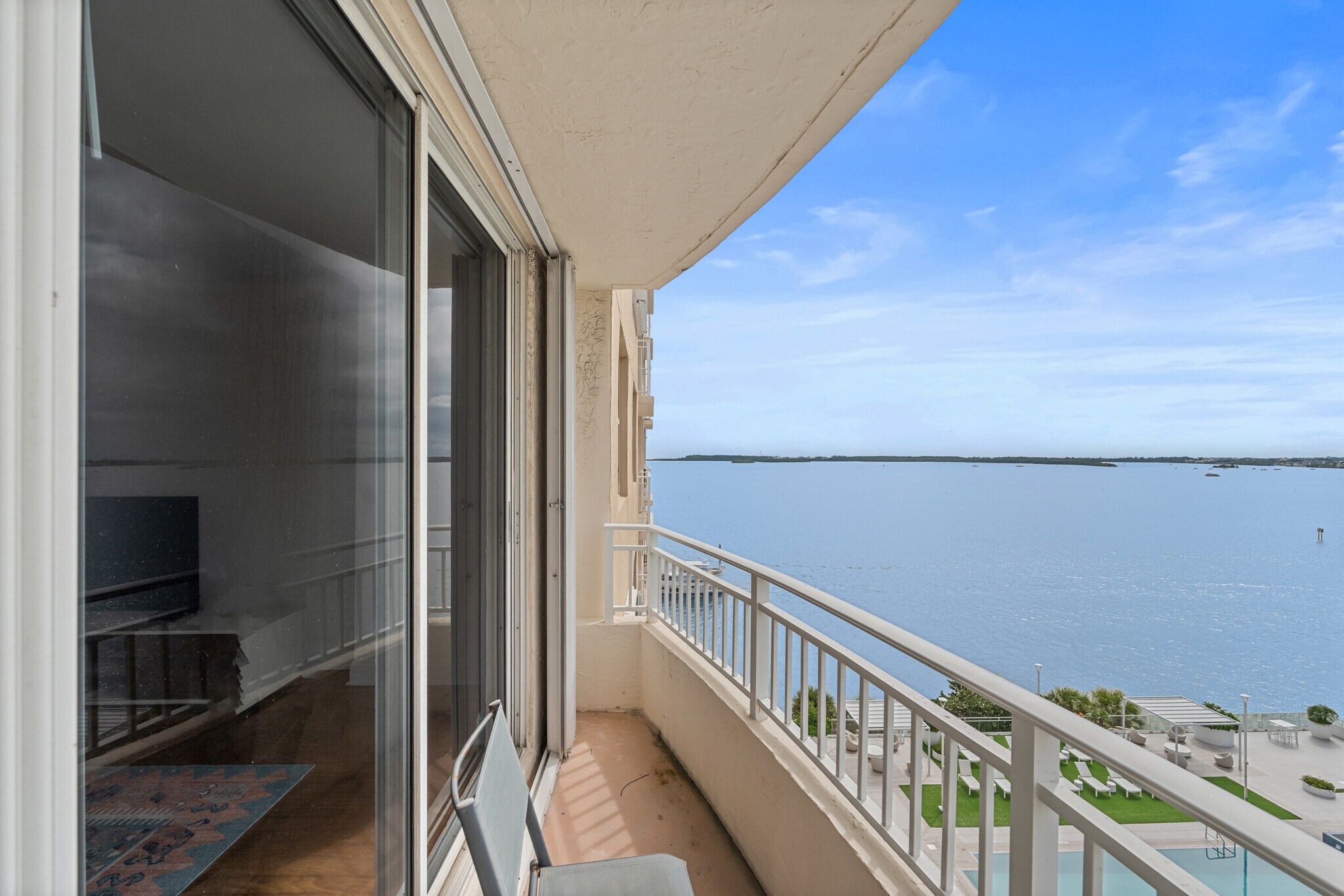 Large balcony - 770 Claughton Island Dr