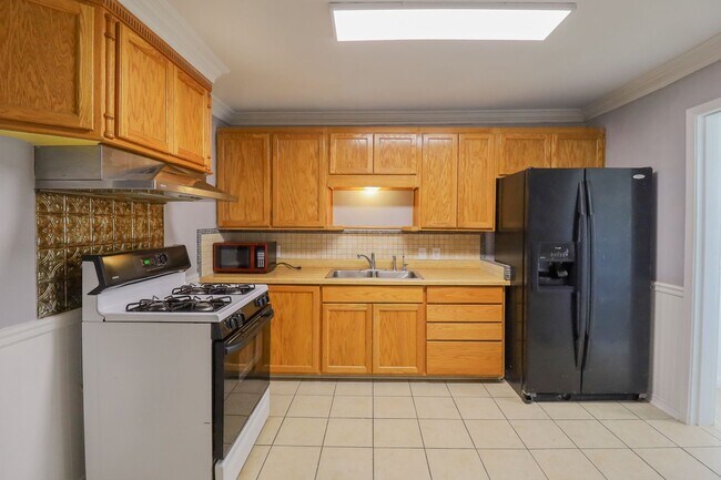 Building Photo - AVAILABLE NOW | VOUCHERS WELCOMED | 4 Bed | 2 Bath | West Tulsa