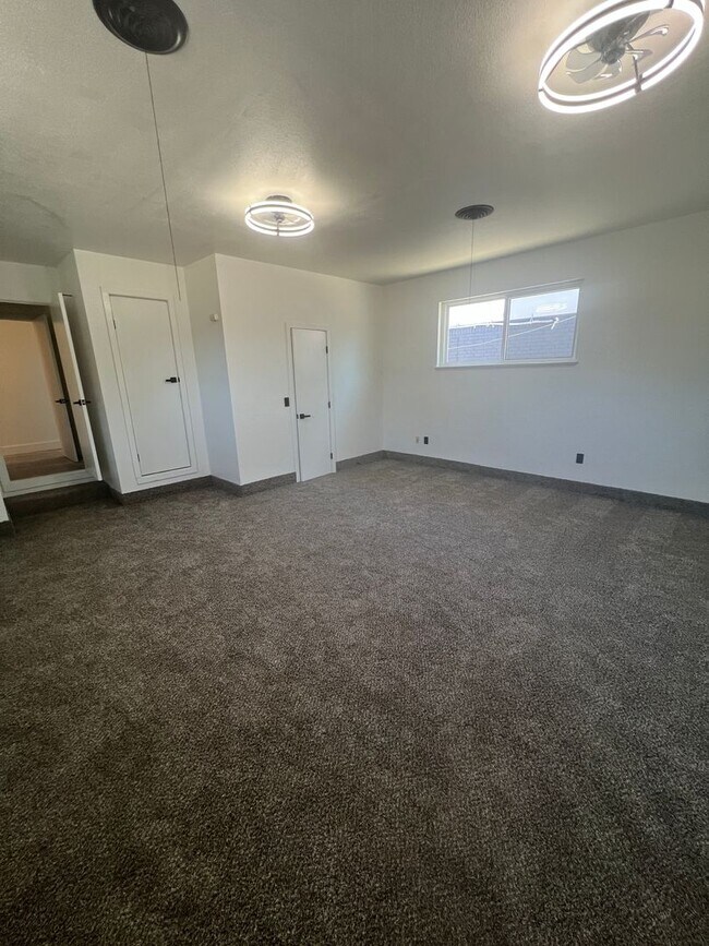 Building Photo - 4 Bed 3 bath remodeled home