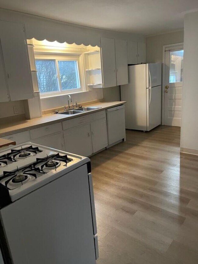 Building Photo - 231-33 Miles Avenue