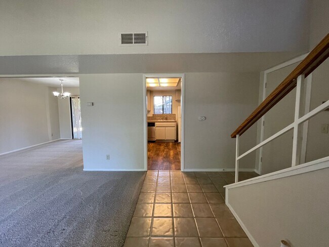 Building Photo - Spacious & Bright 3-Bedroom, 2 and 1/2 Bat...