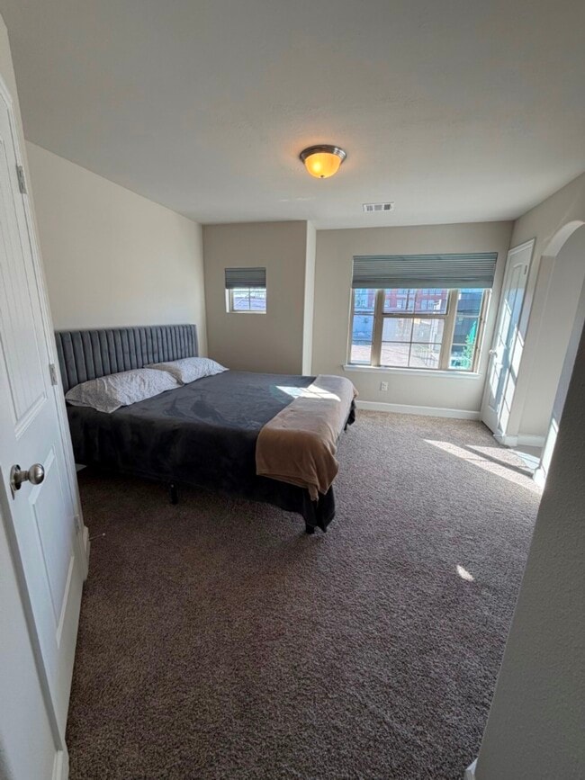 Building Photo - 4610 Center St