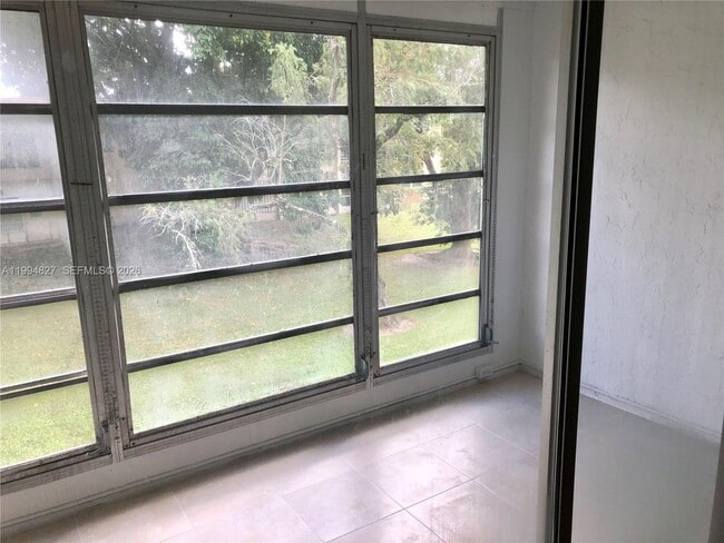 Building Photo - 5530 N Lakewood Cir