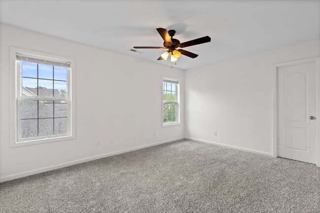 Building Photo - Spacious 4-Bedroom Gem with 2.5 Baths in t...