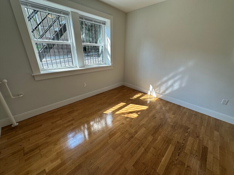 Building Photo - 36 Madison St