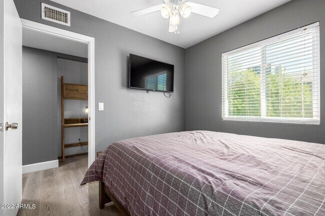 Building Photo - 1502 E Topeka Dr