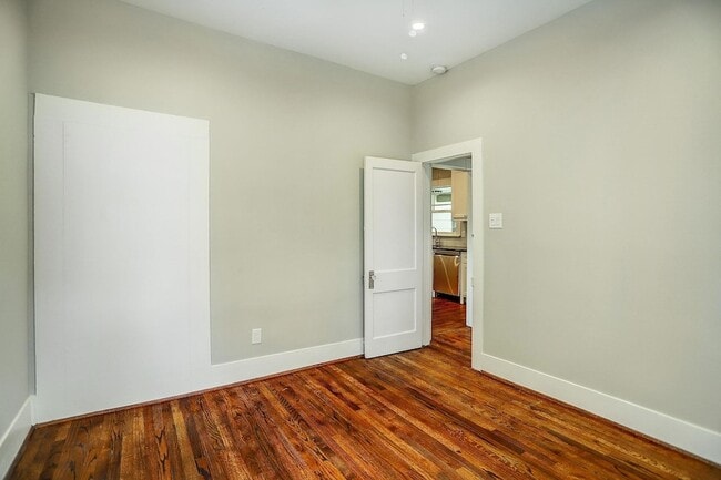 Building Photo - 1021 Louise St